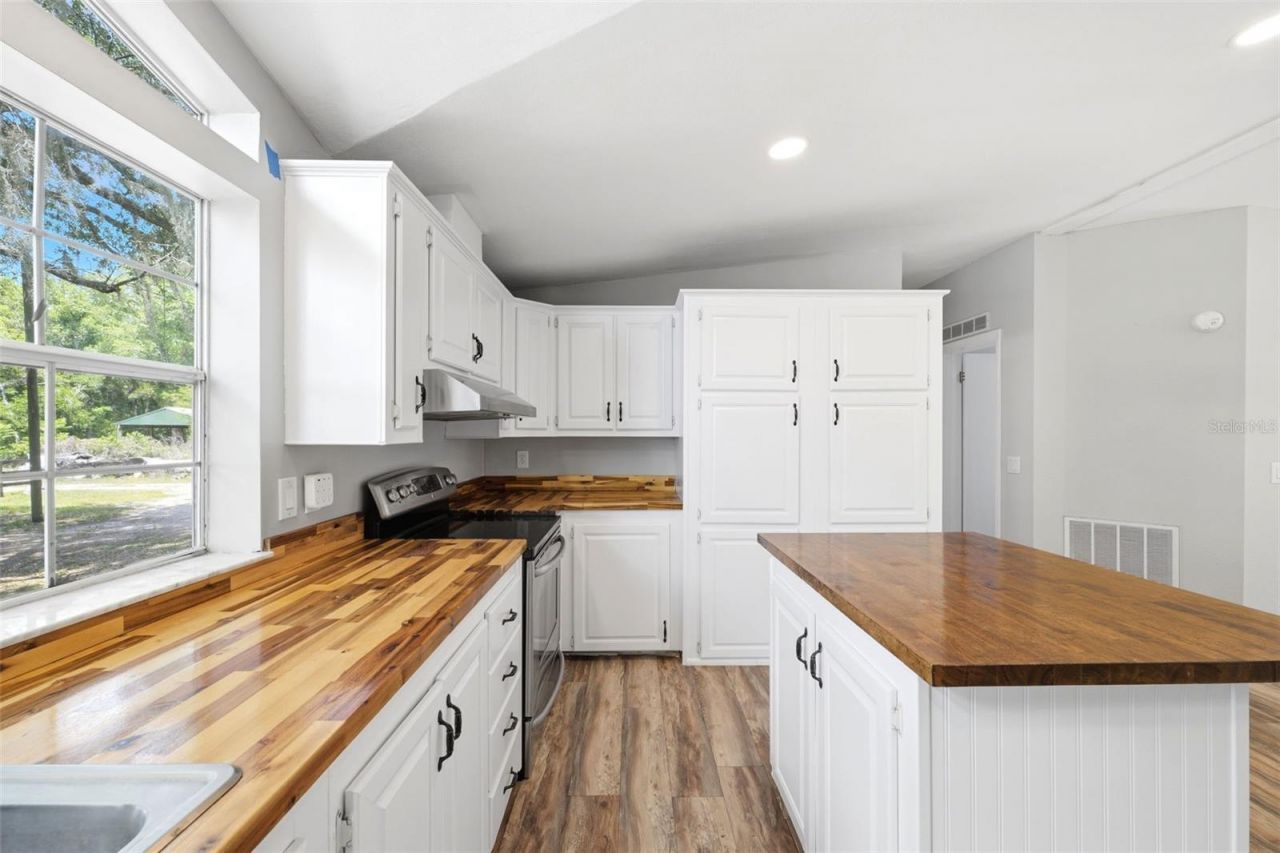 8606 Boyt Road , Zephyrhills, FL 33540 Photo