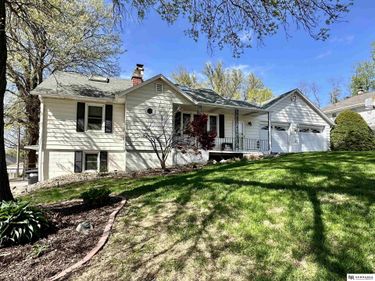 5610 R Street , Omaha, NE 68117