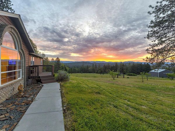 587 Summit Loop, Grants Pass, OR 97527