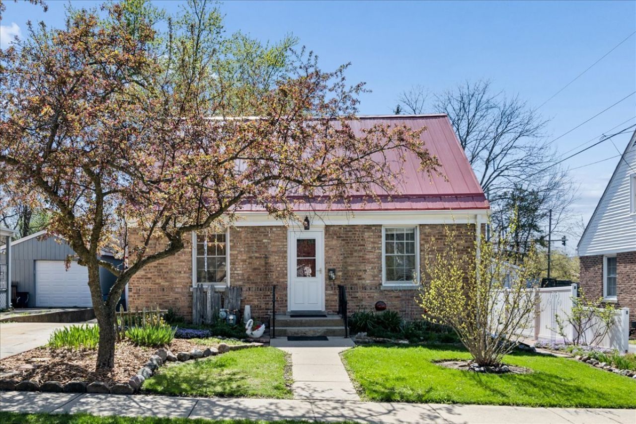 821 N 5th Street, DeKalb, IL 60115