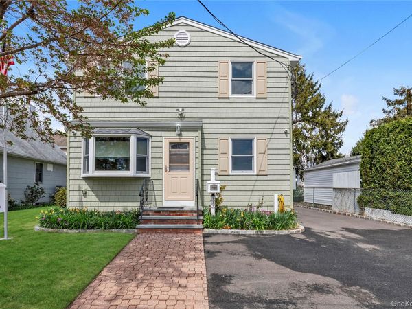 115 Broadmoor Lane , Westbury, NY 11590