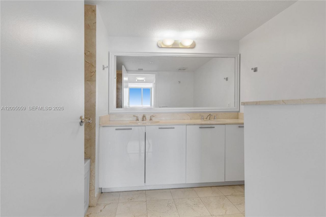 1800 N Bayshore Dr, Unit 1203, Miami, FL 33132 Photo