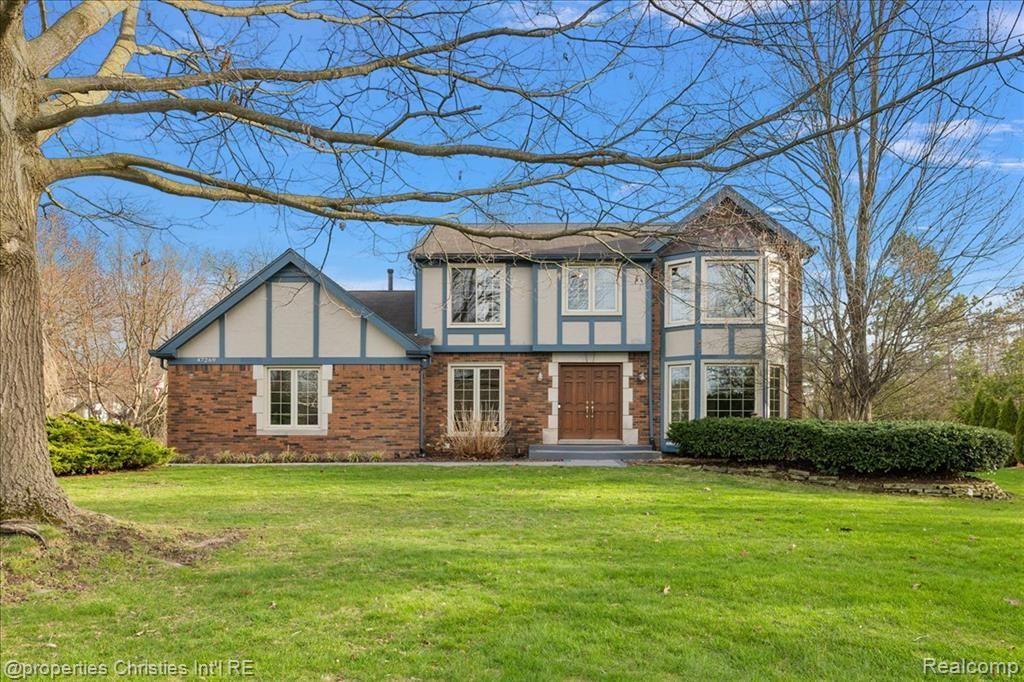 47269 S Chigwidden Drive, Northville, MI 48167 Main Photo