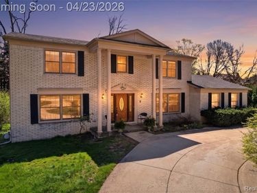 2795 Homewood Drive, Troy, MI 48098
