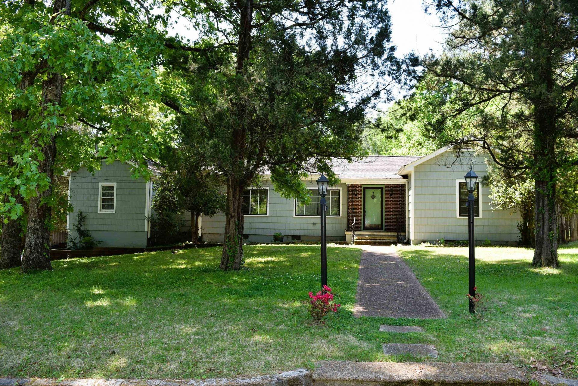 321 Calhoun Dr, Florence, AL 35630 Main Photo