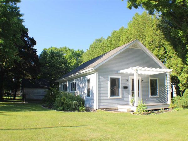 400 W Upright Street, Charlevoix, MI 49720