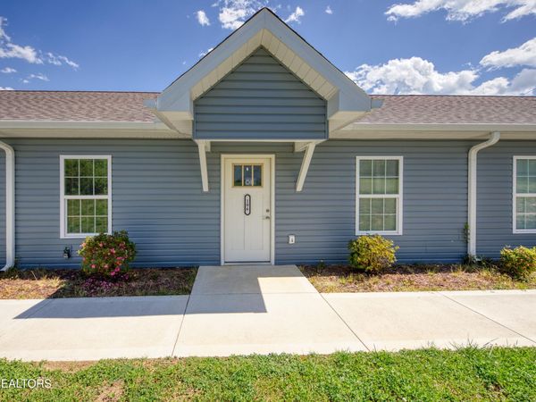 104 E Maire Ave, Clinton, TN 37716