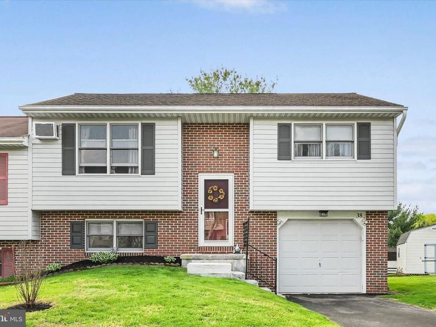 38 Pickford Drive, Lancaster, PA 17603 Main Photo