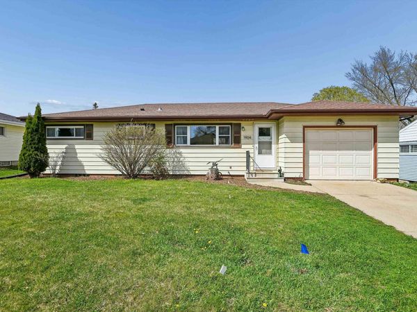 1904 NW 2nd Avenue, Waverly, IA 50677