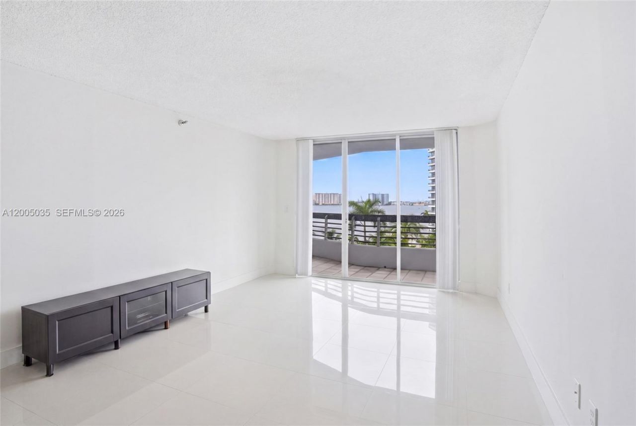 19195 NE Mystic Pointe Dr, Unit 604, Aventura, FL 33180 Photo