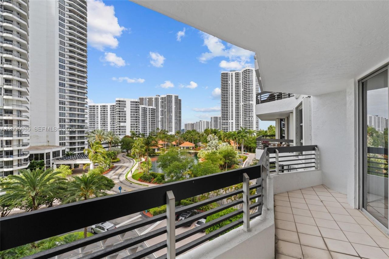 19195 NE Mystic Pointe Dr, Unit 604, Aventura, FL 33180 Photo