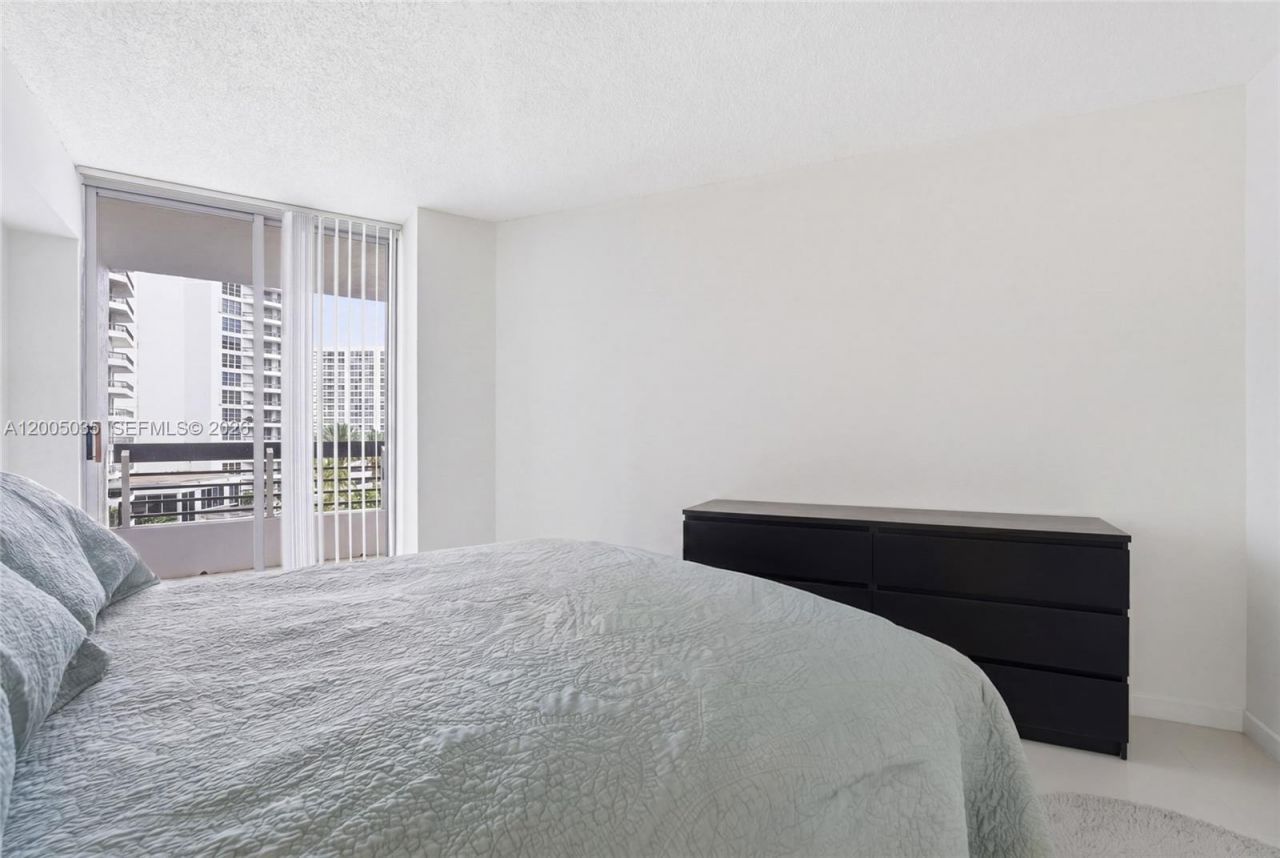19195 NE Mystic Pointe Dr, Unit 604, Aventura, FL 33180 Photo