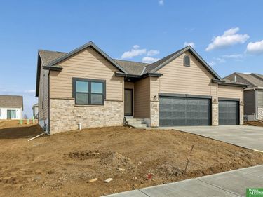 4910 Pinehill Road , Bellevue, NE 68133