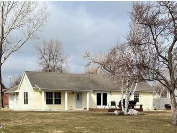 905 MINNESOTA Street, Warren, MN 56762