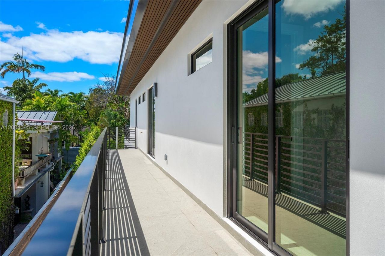 2521 Lincoln Ave , Miami, FL 33133 Photo