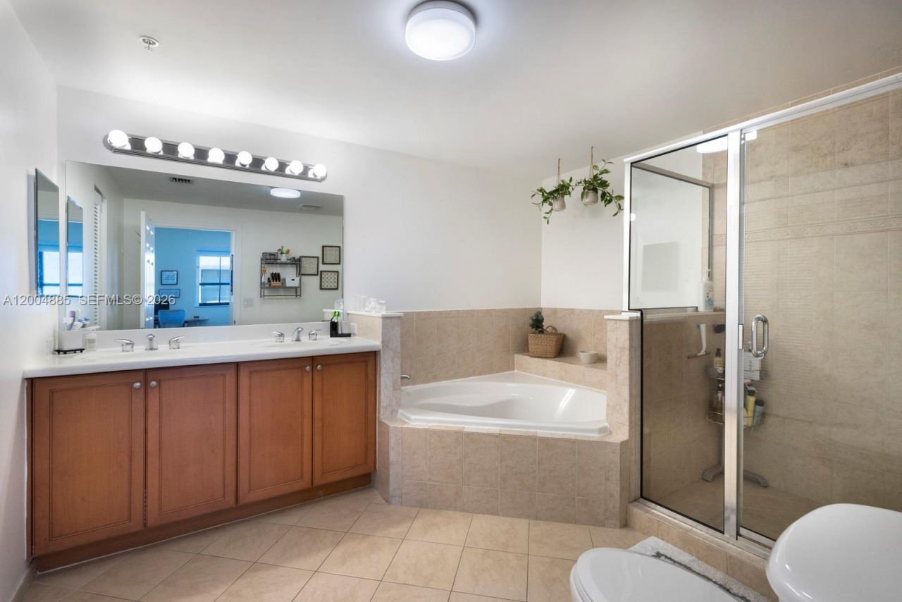 8390 SW 72nd Ave, Unit 423, Miami, FL 33143 Photo