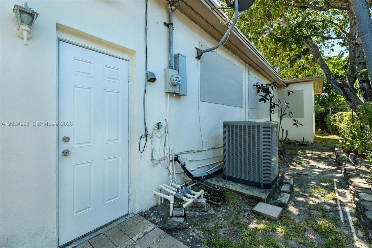 9516 Byron Ave , Surfside, FL 33154 Photo