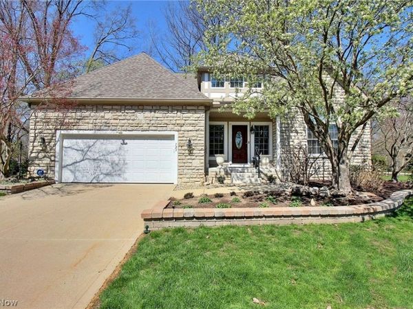 123 Hampton Court, Bratenahl, OH 44108