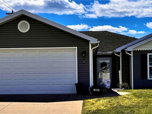 703 Oak Tree Lane , Belpre, OH 45714