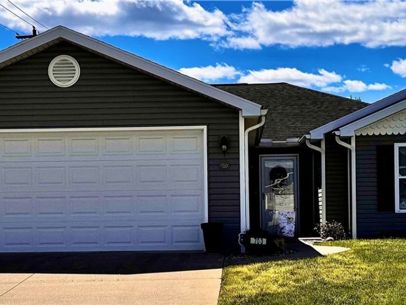 703 Oak Tree Lane , Belpre, OH 45714 Photo 1