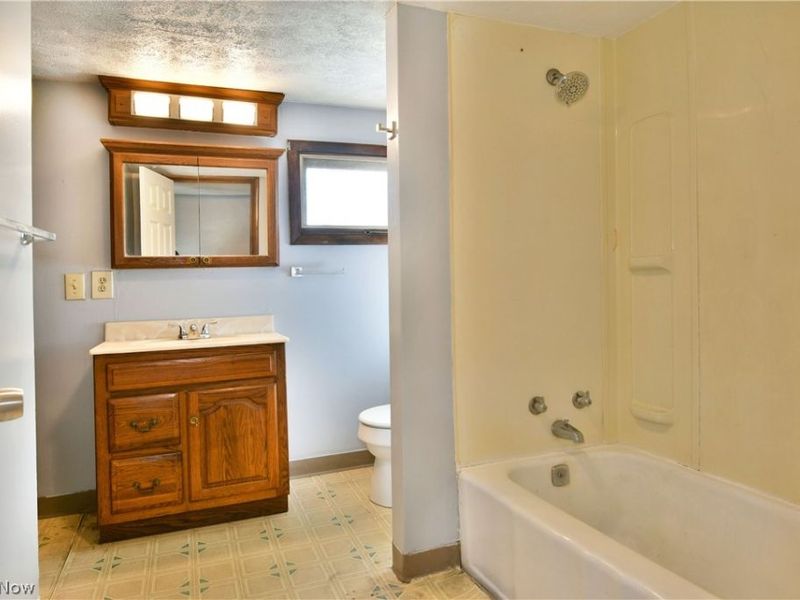 404 E Wood Street, Lowellville, OH 44436 Photo 32