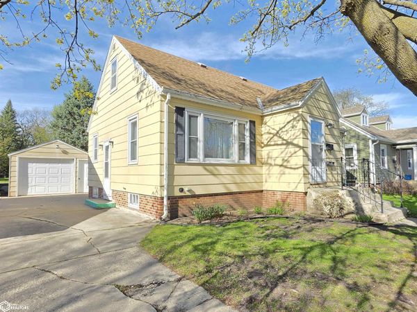 722 10th St NE, Mason City, IA 50401