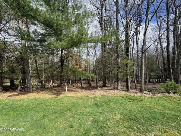 N Evergreen Drive , Greentown, PA 18426