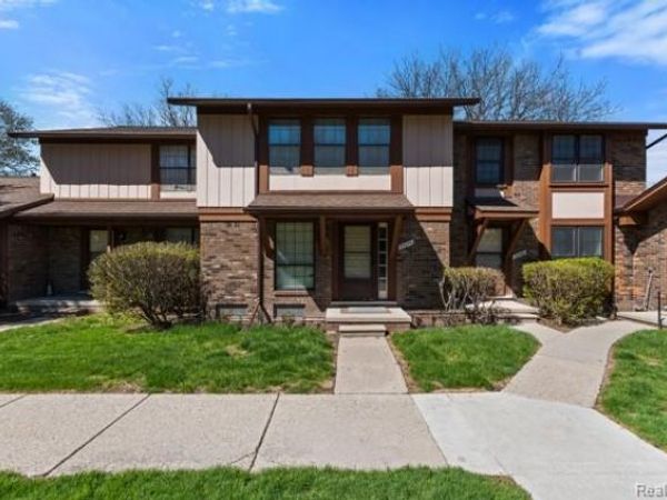 24874 Chalk Farm Road W, Warren, MI 48091