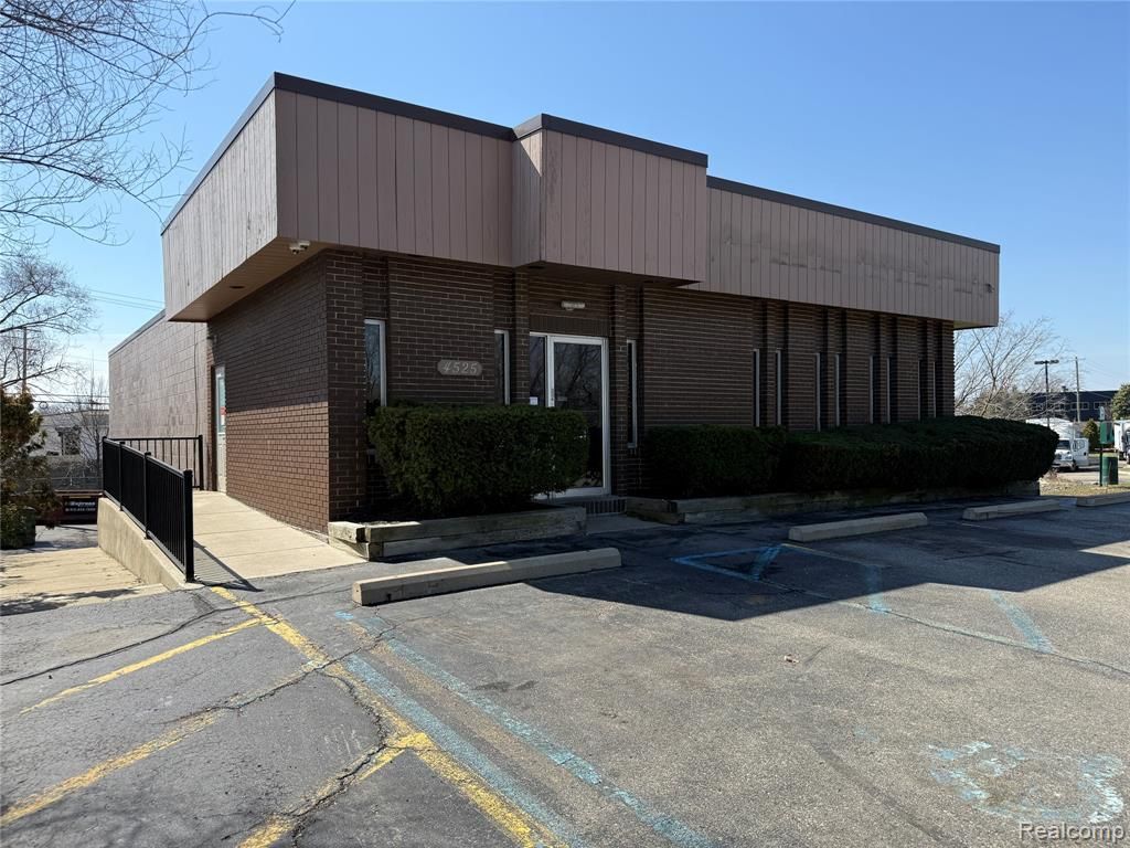 4525 Highland Road, Waterford Township, MI 48328 Main Photo
