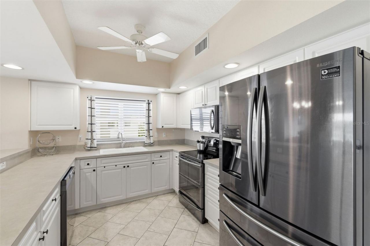 1200 Country Club Drive, Unit 1206, Largo, FL 33771 Photo