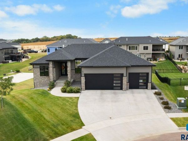 6701 E Spitfire Cir, Sioux Falls, SD 57110