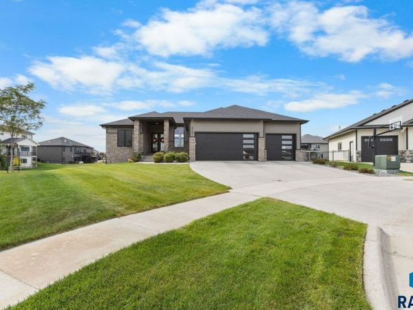 6701 E Spitfire Cir, Sioux Falls, SD 57110