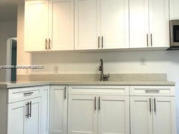 215 SW 10th St , Hallandale Beach, FL 33009