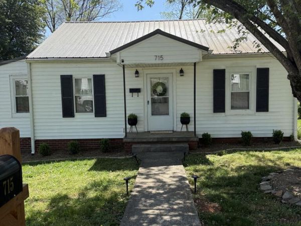 715 Ferry St, Loudon, TN 37774