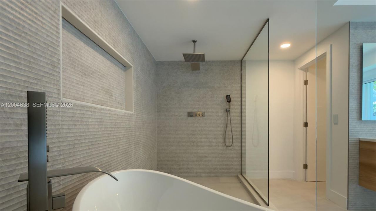 1690 Daytonia Rd , Miami Beach, FL 33141 Photo