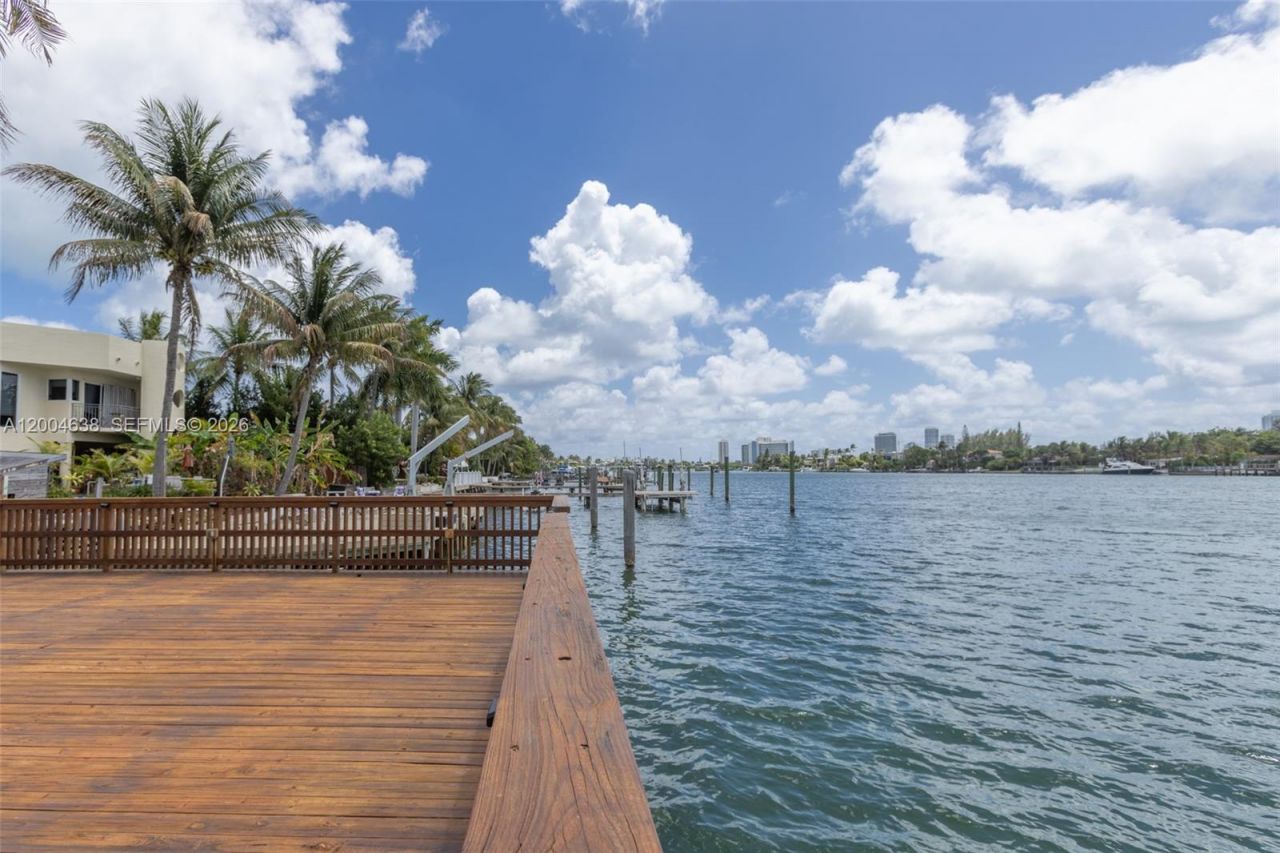 1690 Daytonia Rd , Miami Beach, FL 33141 Photo