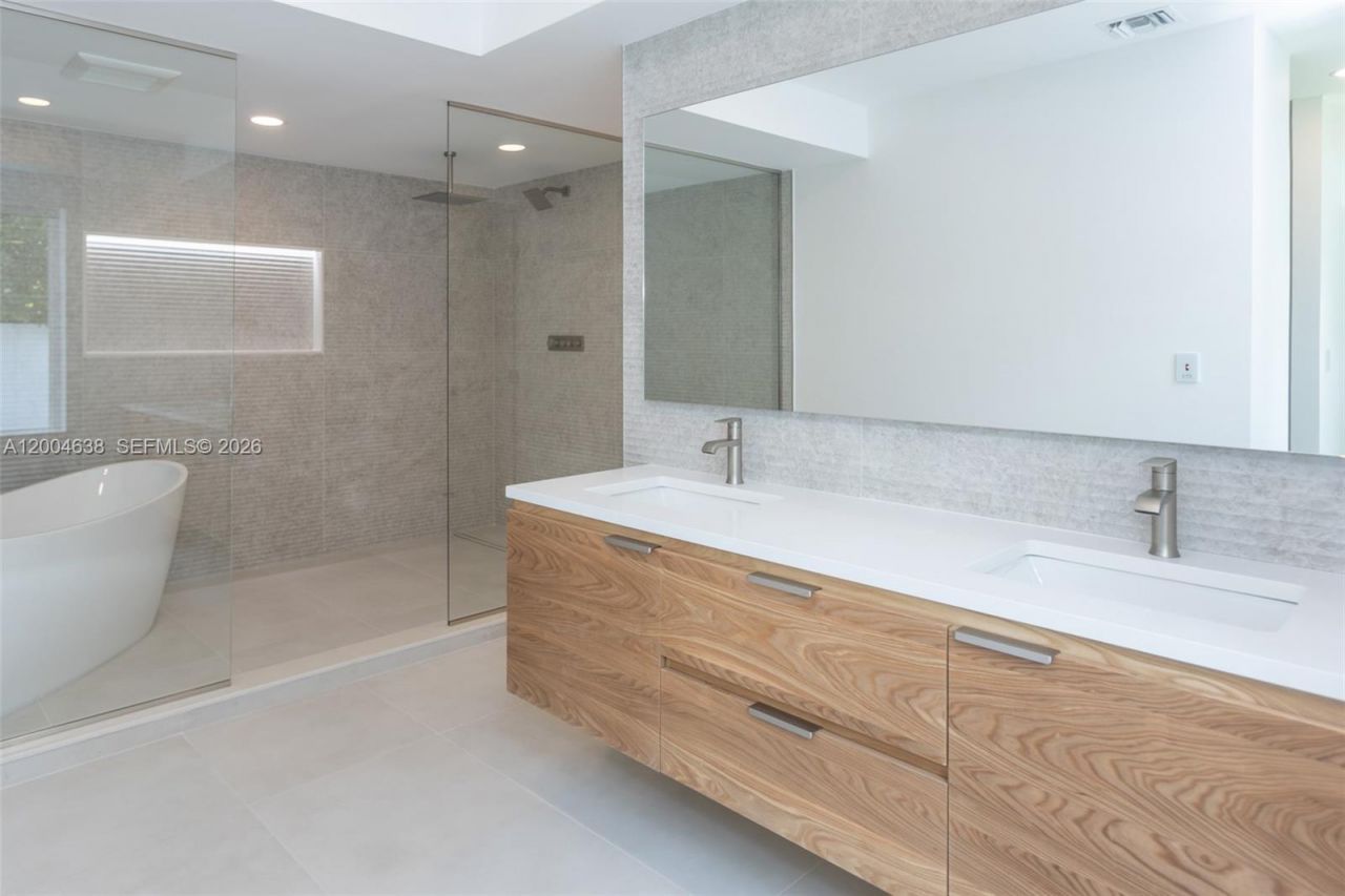 1690 Daytonia Rd , Miami Beach, FL 33141 Photo