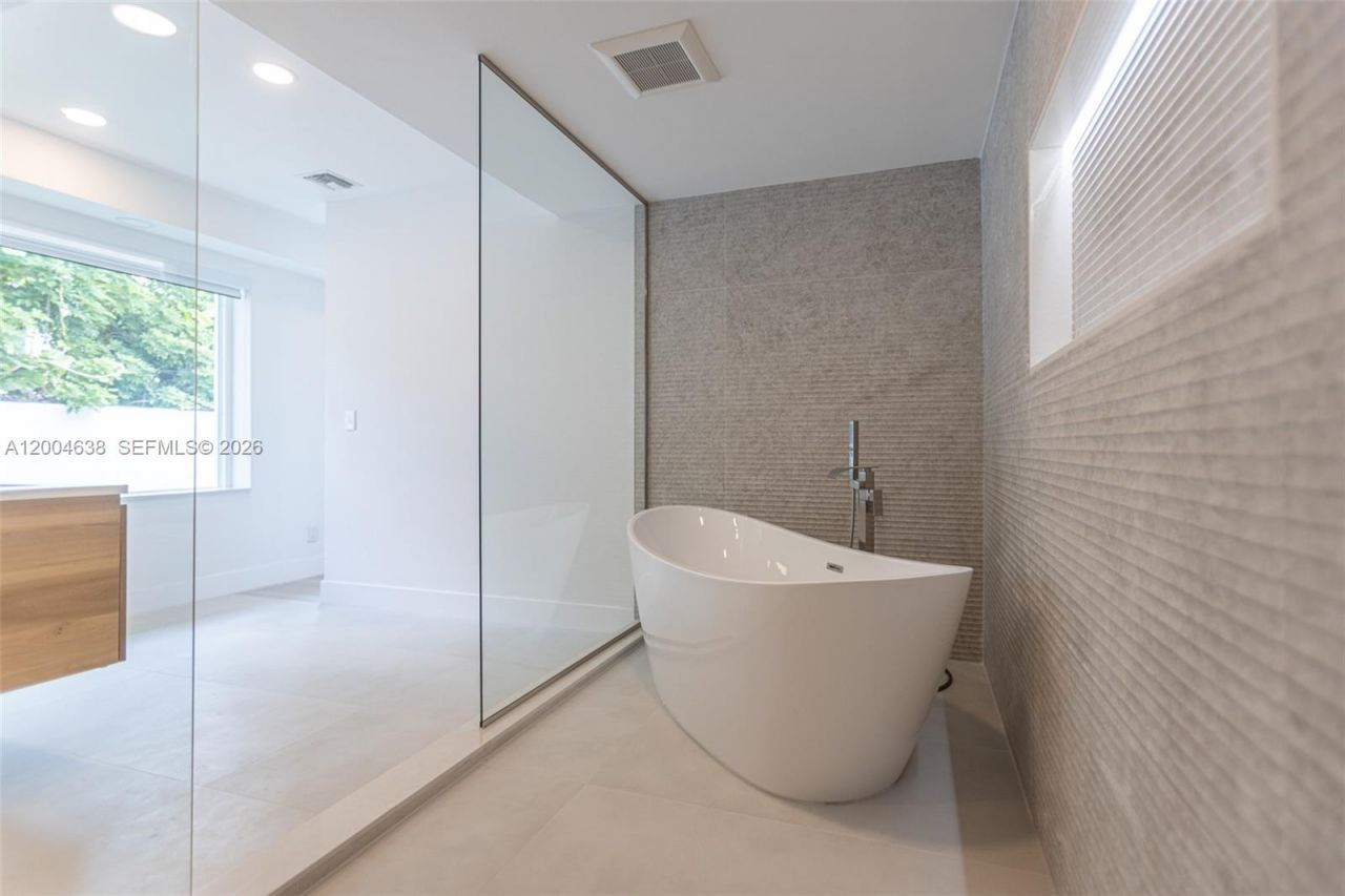 1690 Daytonia Rd , Miami Beach, FL 33141 Photo