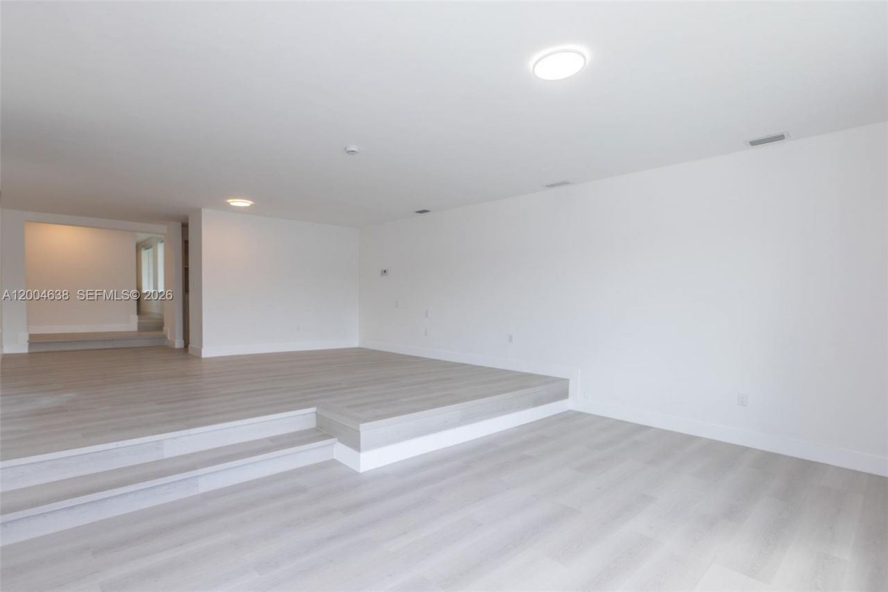 1690 Daytonia Rd , Miami Beach, FL 33141 Photo