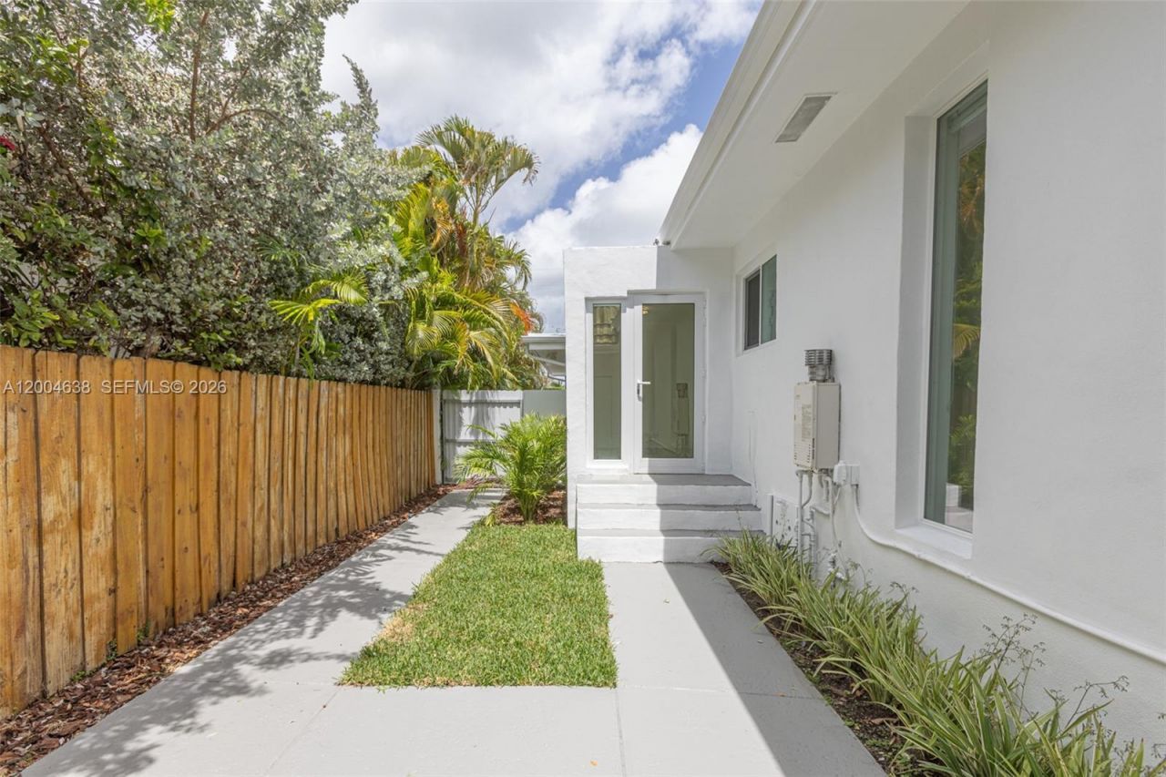 1690 Daytonia Rd , Miami Beach, FL 33141 Photo