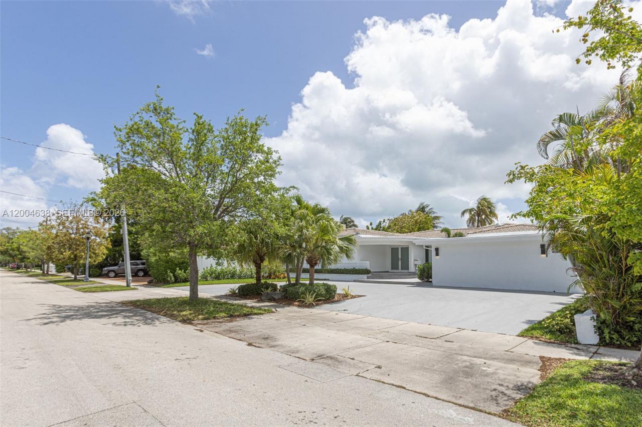1690 Daytonia Rd , Miami Beach, FL 33141 Photo