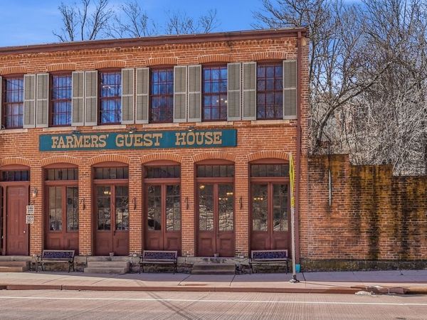 334 Spring St, Galena, IL 61036
