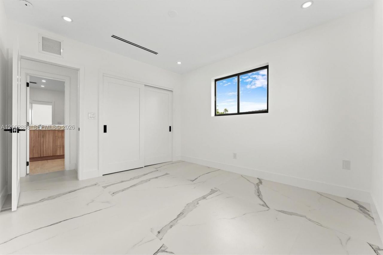 19731 NE 24th Ave, Miami, FL 33180 Photo