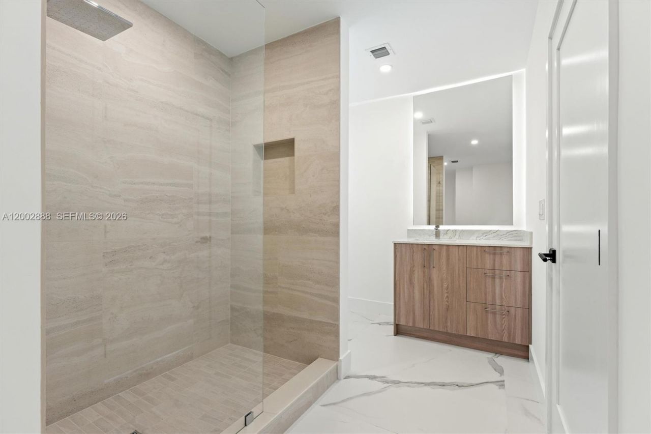 19731 NE 24th Ave , Miami, FL 33180 Photo