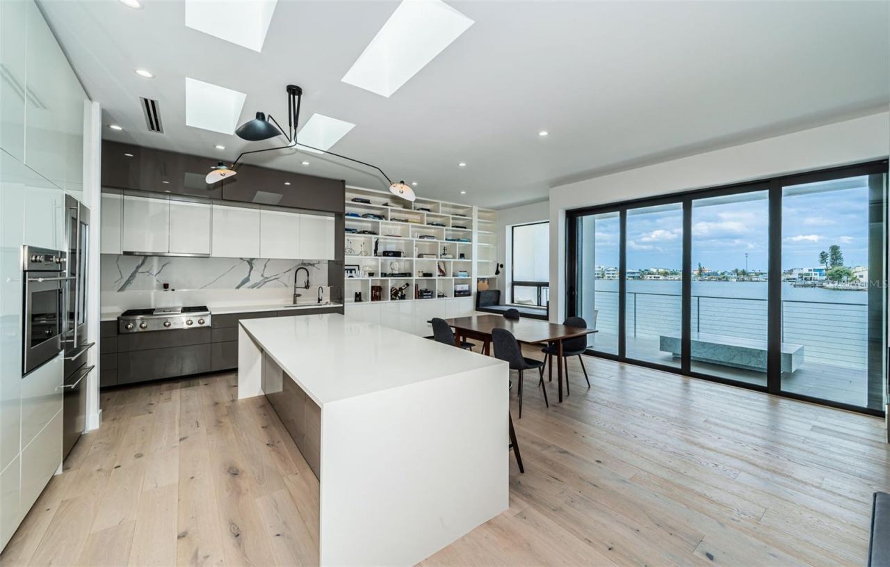 14077 N Bayshore Drive, Madeira Beach, FL 33708 Photo