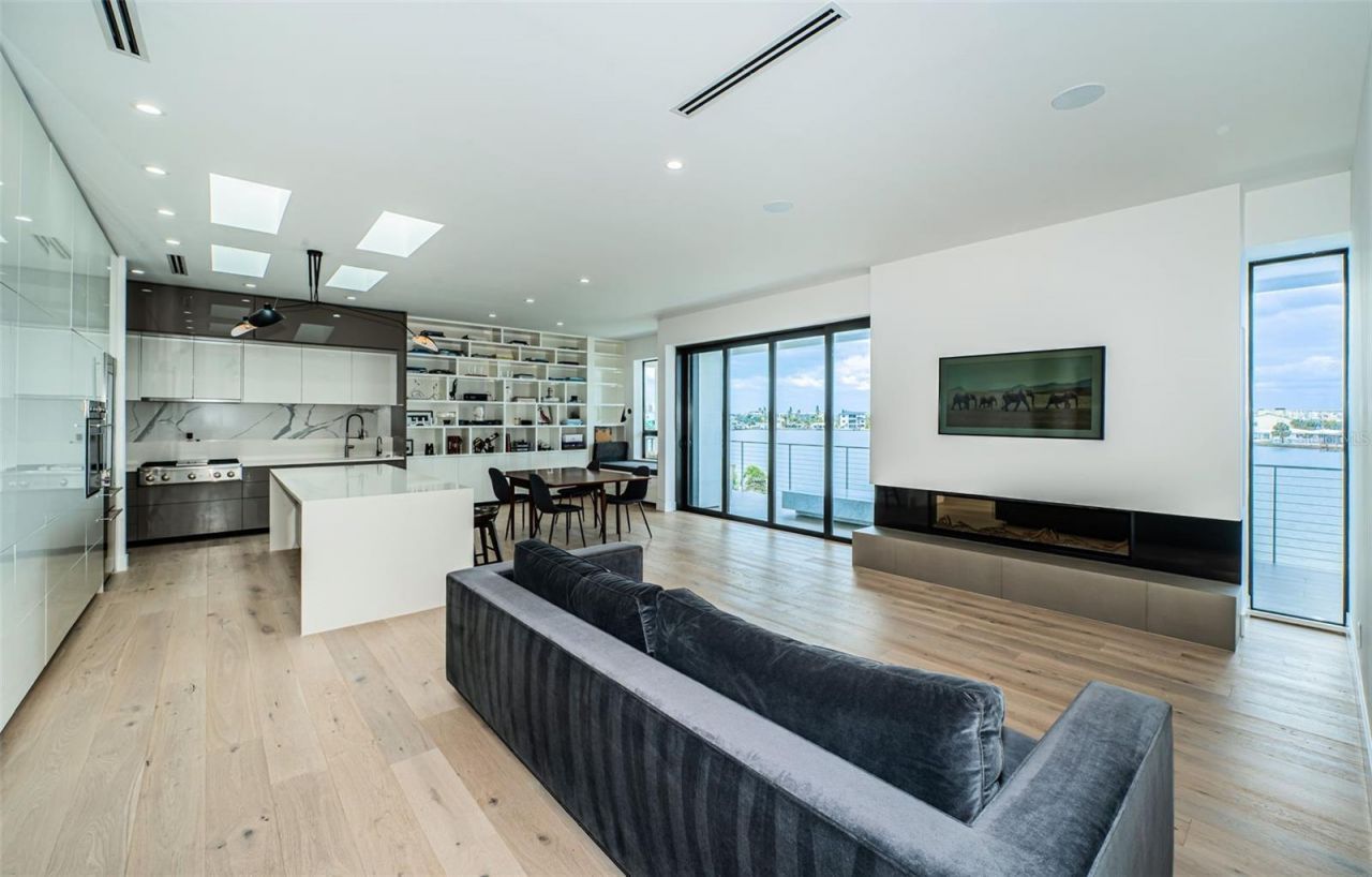 14077 N Bayshore Drive, Madeira Beach, FL 33708 Photo