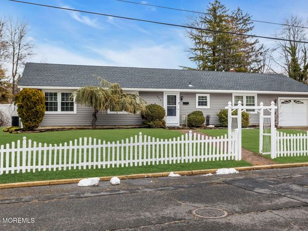 496 Apple Valley Drive, Belford, NJ 07718