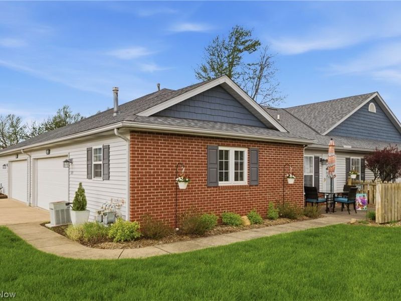 519 Heather Woods Drive, Elyria, OH 44035 Photo 9