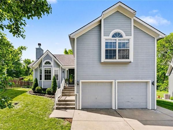 1127 Cardinal Drive, Liberty, MO 64068