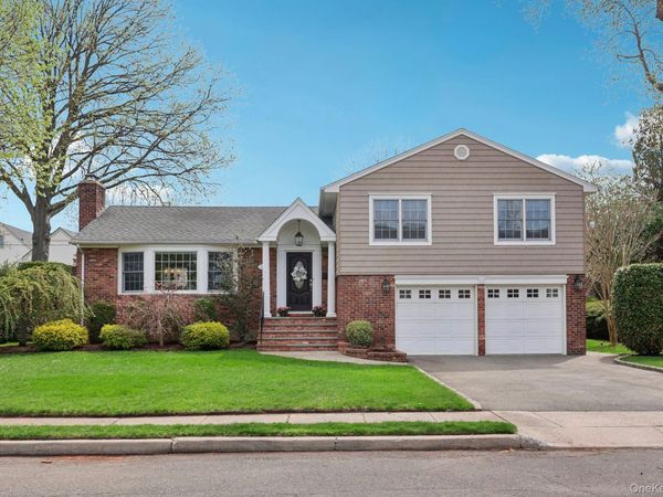 137 Weyford Terrace , Garden City, NY 11530